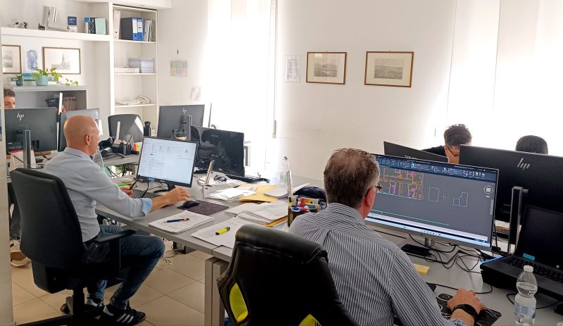 Professionisti di Smart Sinergie al lavoro in ufficio su progetti tecnici