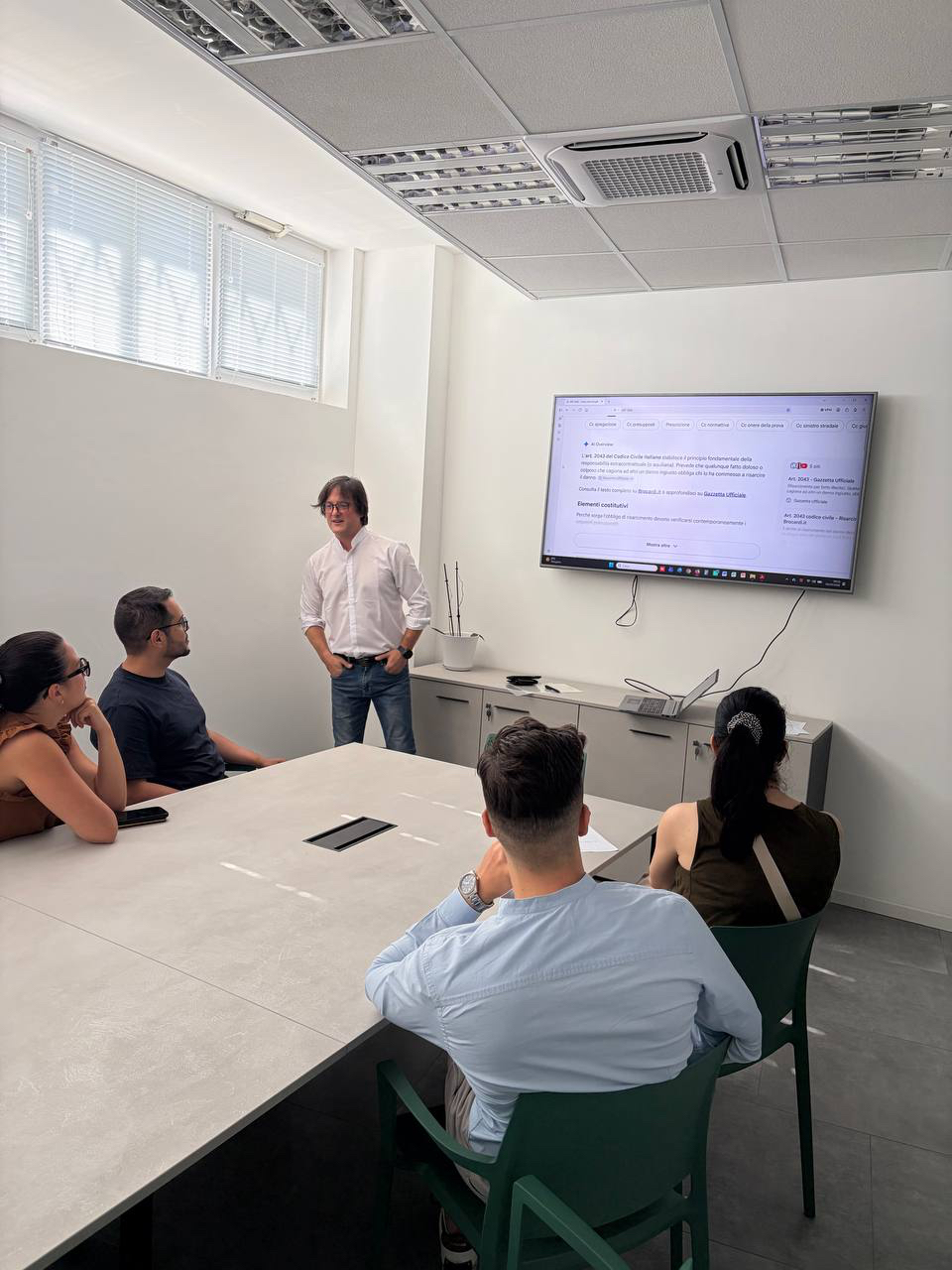 Docente e partecipanti durante un corso di formazione in aula di Smart Sinergie